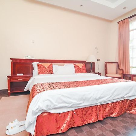 Falcon Heights Hotel Нанюки Екстериор снимка