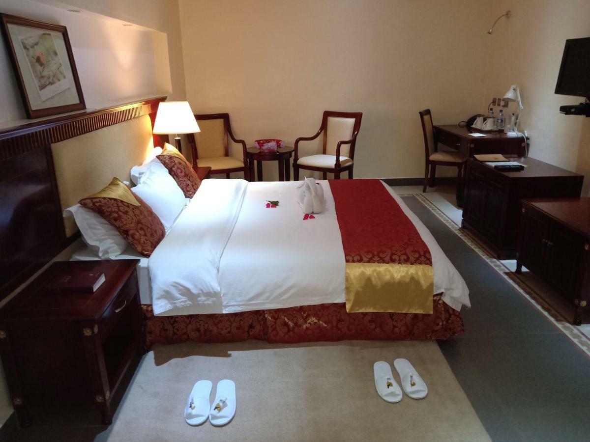 Falcon Heights Hotel Нанюки Екстериор снимка