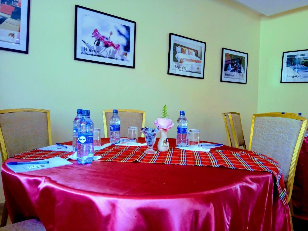 Falcon Heights Hotel Нанюки Екстериор снимка