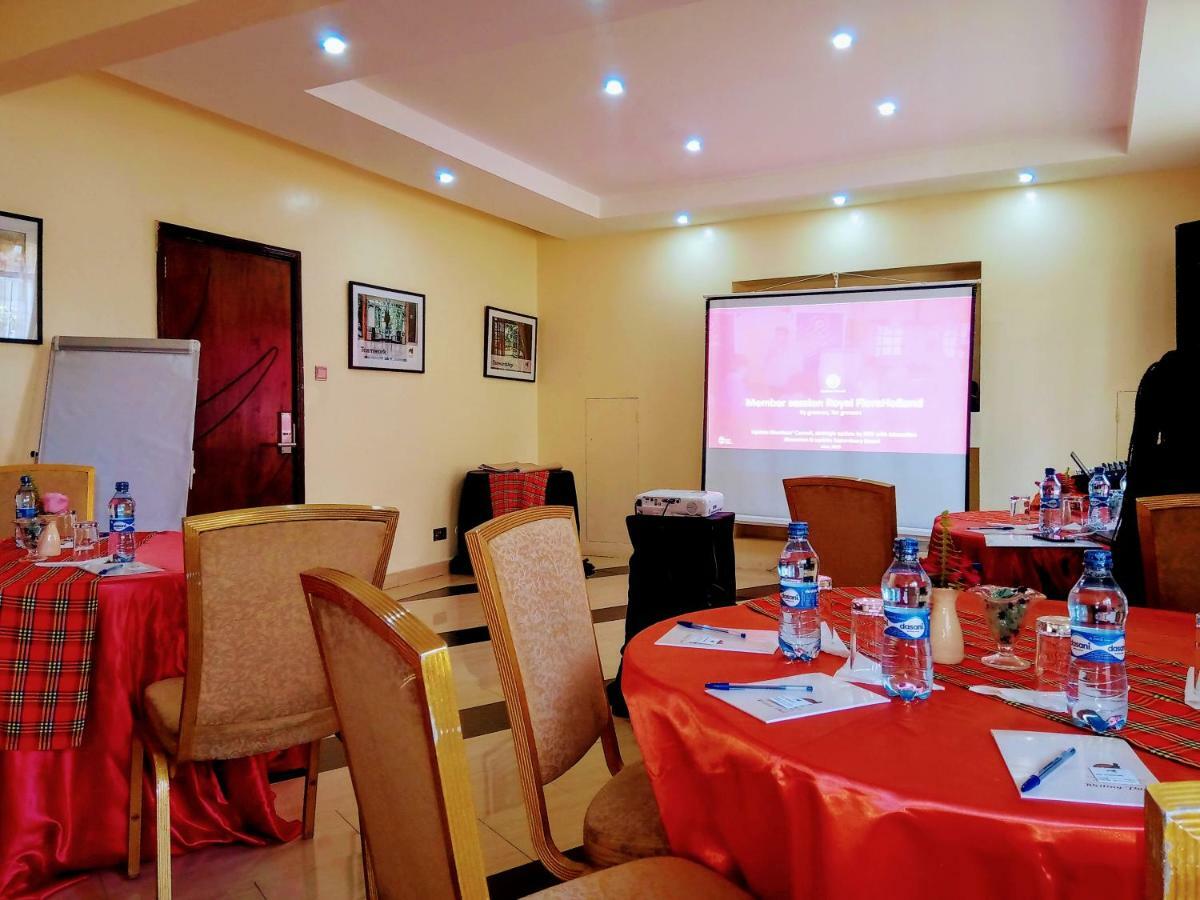 Falcon Heights Hotel Нанюки Екстериор снимка