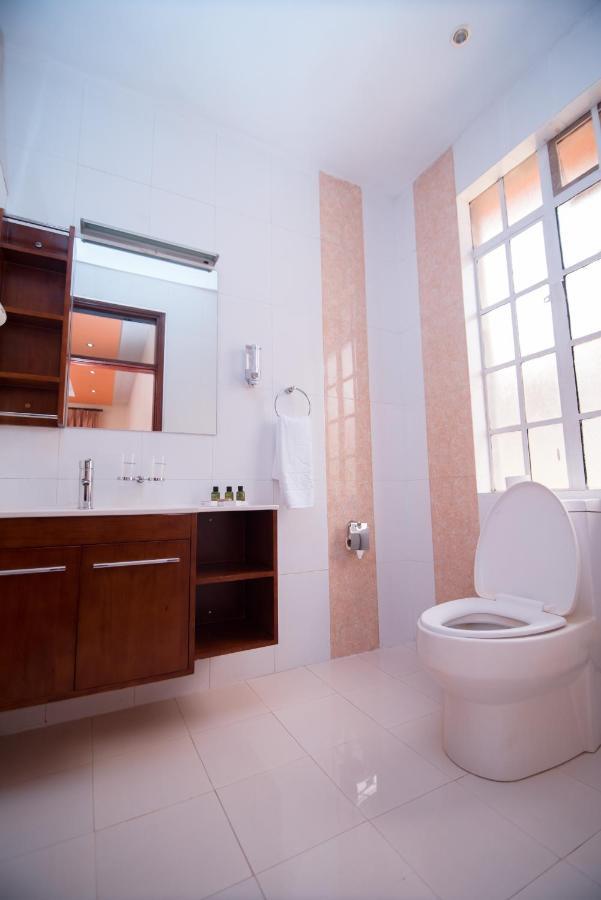 Falcon Heights Hotel Нанюки Екстериор снимка