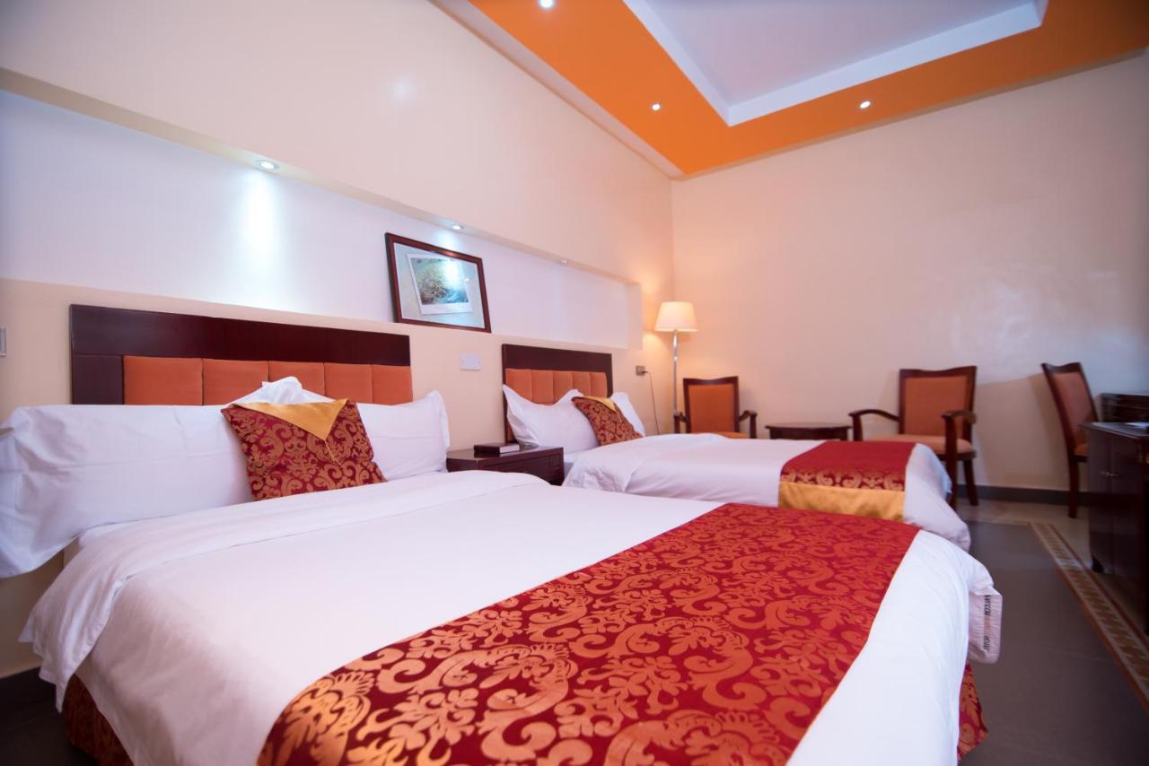 Falcon Heights Hotel Нанюки Екстериор снимка