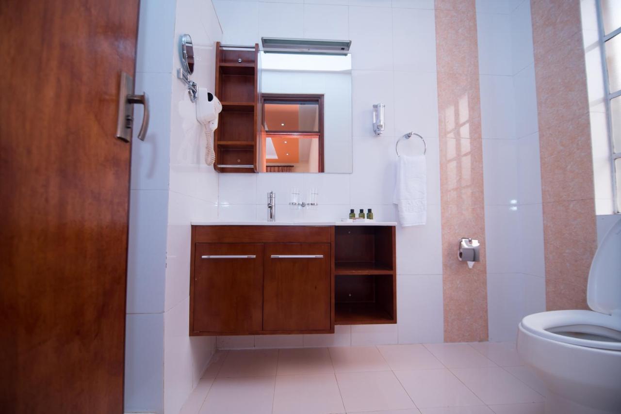 Falcon Heights Hotel Нанюки Екстериор снимка