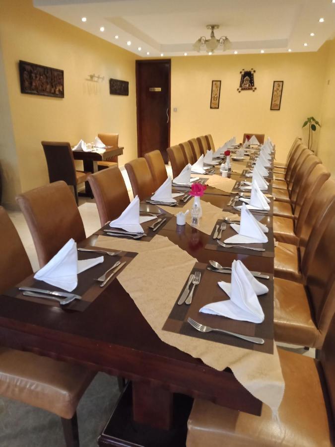 Falcon Heights Hotel Нанюки Екстериор снимка