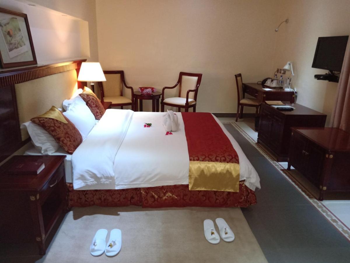 Falcon Heights Hotel Нанюки Екстериор снимка