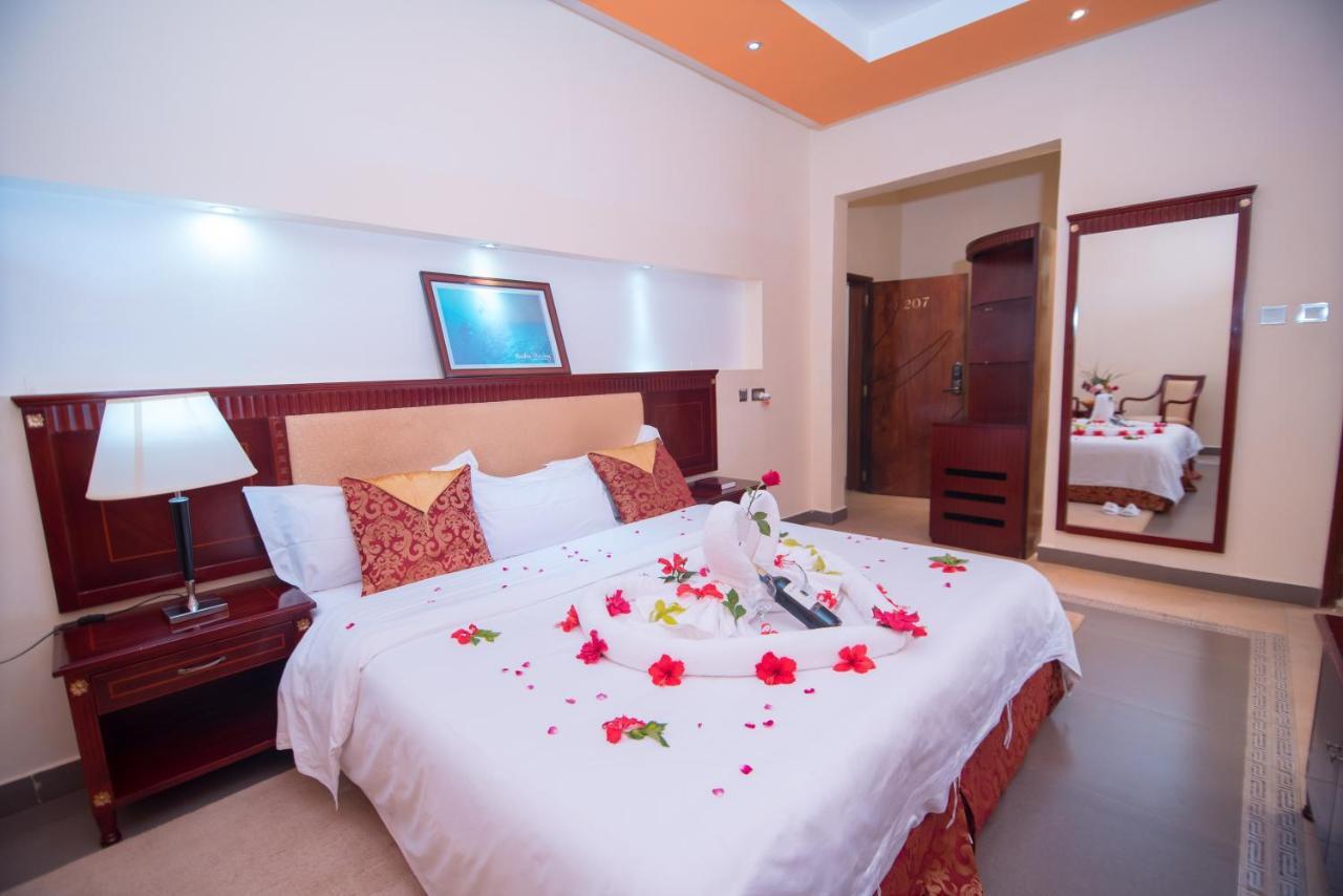 Falcon Heights Hotel Нанюки Екстериор снимка
