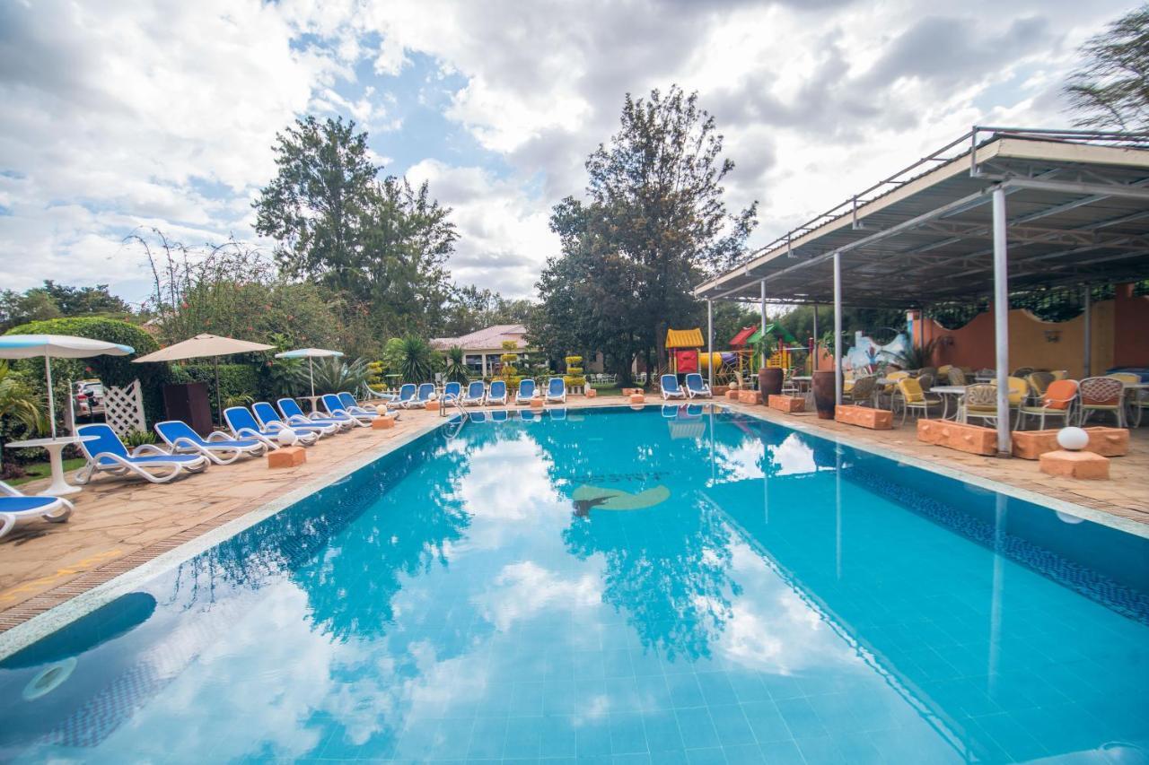 Falcon Heights Hotel Нанюки Екстериор снимка