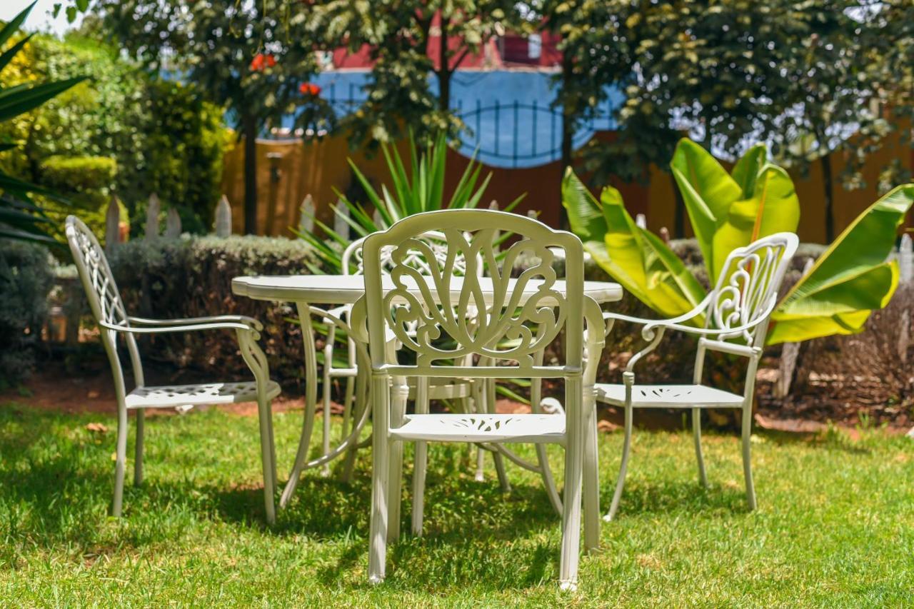 Falcon Heights Hotel Нанюки Екстериор снимка