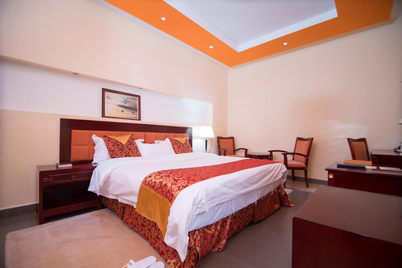 Falcon Heights Hotel Нанюки Екстериор снимка